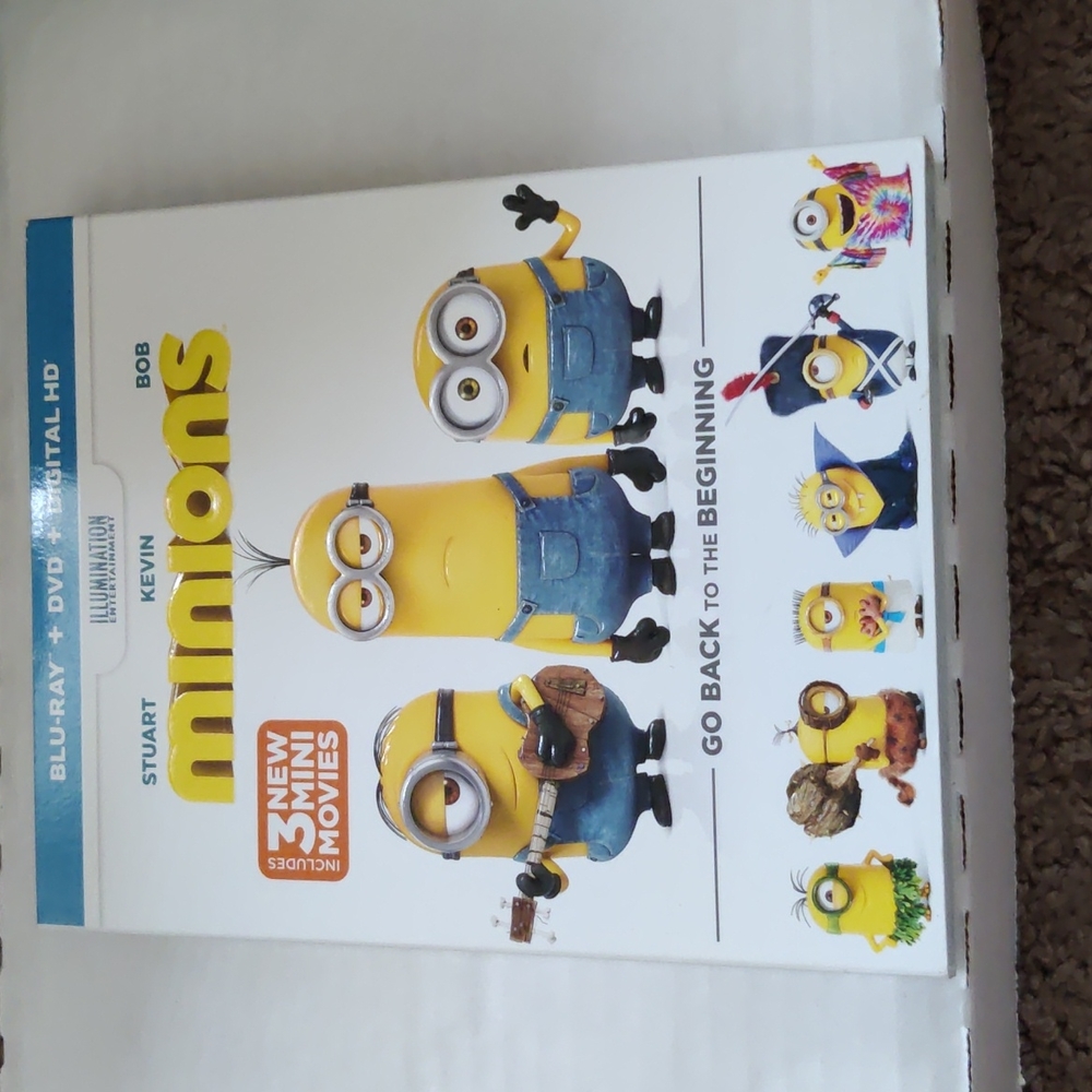 MINIONS ( BLU-RAY,DVD SET) Plus 3 New Mini Movies.